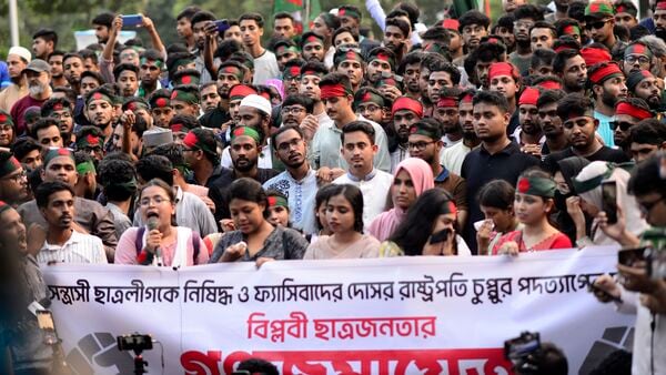 ‘গণহত্যার পক্ষে, ফ্যাসিবাদের দোসর’ এবার বাংলাদেশের রাষ্ট্রপতির ইস্তফার দাবি