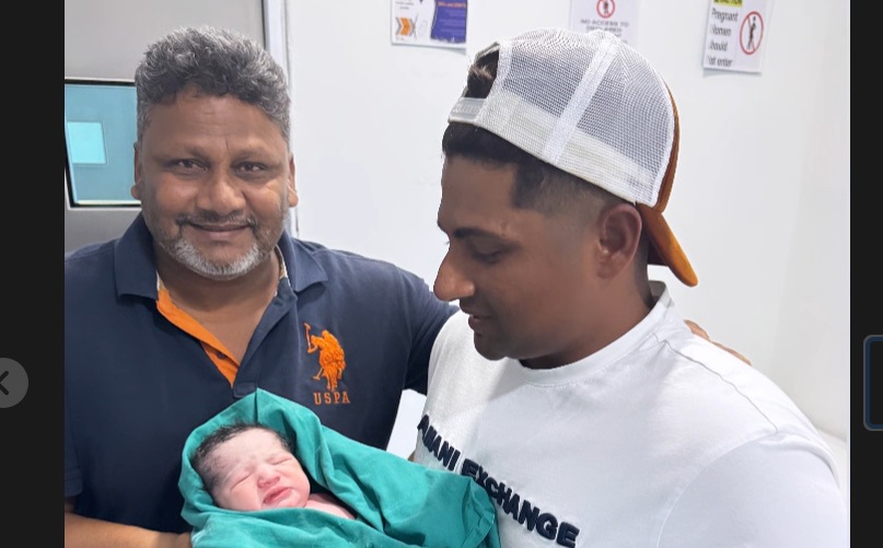 বাবার সঙ্গে ছেলের ছবি শেয়ার করলেন সরফরাজ। ছবি- ইনস্টাগ্রাম সরফরাজ খান বাবার সঙ্গে ছেলের ছবি শেয়ার করলেন সরফরাজ। ছবি- ইনস্টাগ্রাম সরফরাজ খান