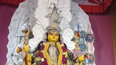 উৎসবের মরশুম শুরু হয়ে গিয়েছে। কালীপুজো- ভাইফোঁটার পরই আসছে জগদ্ধাত্রী পুজো। ২০২৪ সালে জগদ্ধাত্রী পুজো ঘিরে ইতিমধ্যেই সাজো সাজো রব শুরু হয়ে গিয়েছে হুগলির চন্দননগরে ও নদিয়ার কৃষ্ণনগরে। দুর্গাপুজোর দশমীতে শুরু হয় জগদ্ধাত্রীপুজোর কাঠামোপুজোর পালা। এরপরই হেমন্তকালের এই পুজোর অপেক্ষায় মেতে ওঠেন ভক্তরা। উৎসবের মরশুম শুরু হয়ে গিয়েছে। কালীপুজো- ভাইফোঁটার পরই আসছে জগদ্ধাত্রী পুজো। ২০২৪ সালে জগদ্ধাত্রী পুজো ঘিরে ইতিমধ্যেই সাজো সাজো রব শুরু হয়ে গিয়েছে হুগলির চন্দননগরে ও নদিয়ার কৃষ্ণনগরে। দুর্গাপুজোর দশমীতে শুরু হয় জগদ্ধাত্রীপুজোর কাঠামোপুজোর পালা। এরপরই হেমন্তকালের এই পুজোর অপেক্ষায় মেতে ওঠেন ভক্তরা।