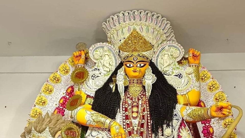 উল্লেখ্য, চন্দননগরের পাশাপাশি কৃষ্ণনগরেও জগদ্ধাত্রী পুজো সাড়ম্বরে পালিত হয়। সেখানে বুড়িমার পুজো ঘিরে ভক্তের ঢল নামে। ইতিহাস বলছে, ১৭৭২ সালে রাজবাড়ির দেখাদেখি কৃষ্ণনগরে চাষাপাড়ায় রাজা কৃষ্ণচন্দ্রের প্রজারা জগদ্ধাত্রী পূজা শুরু করেন। সেই পুজো বুড়িমার পূজা নামে পরিচিত। প্রথমে ঘটে ও পটে পুজো শুরু হলেও ১৭৯০ সাল নাগাদ গোবিন্দ ঘোষ ঘট ও পটের পরিবর্তনে মূর্তি পুজো শুরু করেন।&nbsp;