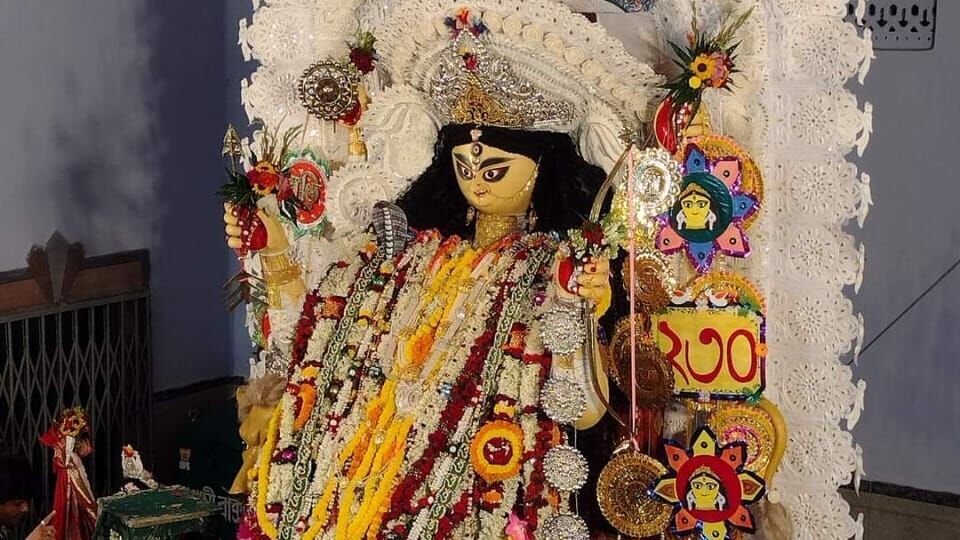 জগদ্ধাত্রী পুজো ২০২৪ নির্ঘণ্ট- কালীপুজো মিটলেই জগদ্ধাত্রী পুজো ঘিরে শুরু হবে সাজো সাজো রব। কার্তিক মাসের শুক্লপক্ষে পূজিতা হন দেবী জগদ্ধাত্রী। এই জগদ্ধাত্রী পুজো এবার আরম্ভ হচ্ছে ৭ নভেম্বর থেকে। দেখে নেওয়া যাক, জগদ্ধাত্রী পুজোর ২০২৪ সালের ষষ্ঠী থেকে দশমীর তারিখ ও তিথি।&nbsp;&nbsp;(এই ছবিটি পুজোর ২৩০ তম বর্ষের। সৌজন্য-ফেসবুক/ গৌড়হাটি তেঁতুলতলা জগদ্ধাত্রী পুজো কমিটি)