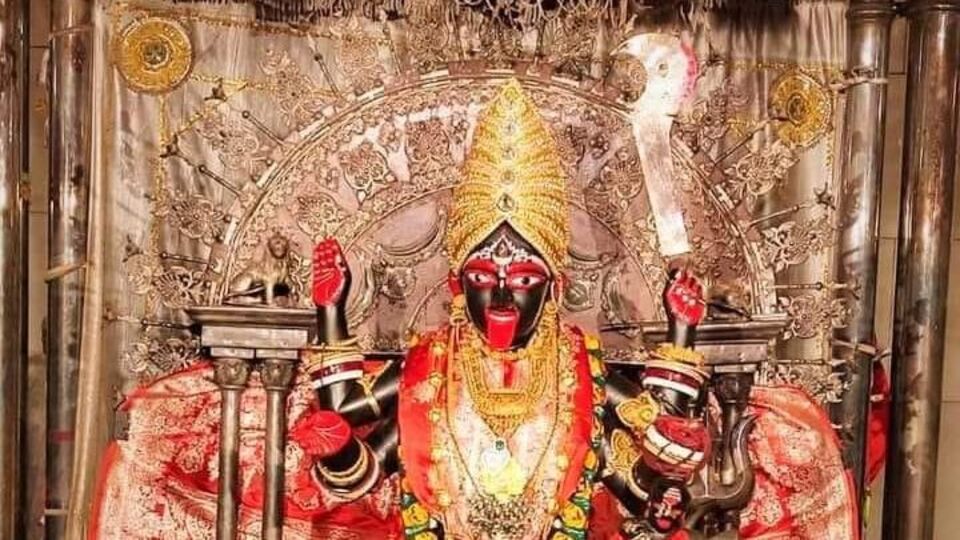 রেজিমেন্ট - বারাসাতের মেন রোডে পৌঁছে চলে কৃষ্ণনগর রোড ধরে চলে যেতে হবে লালি সিনেমা হল পর্যন্ত। এই হলের উল্টোদিকেই রেজিমেন্টের কালীপুজো।&nbsp;(সবকটি প্রতীকী ছবি সৌজন্য - ফেসবুক)