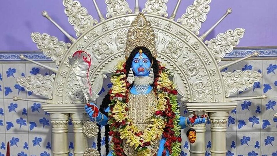 নবপল্লী ব্য়ায়াম সমিতি&nbsp; - নবপল্লী ব্যায়াম সমিতির এবারের থিম ‘ইতিহাসের সুবর্ণযুগ’। ৭৩তম বর্ষে পদার্পণ করল এই পুজো। বারাসাত শ্রীলেদার্সের পাশ দিয়ে গেলেই পড়বে এই পুজো।(সবকটি প্রতীকী ছবি সৌজন্য - ফেসবুক)