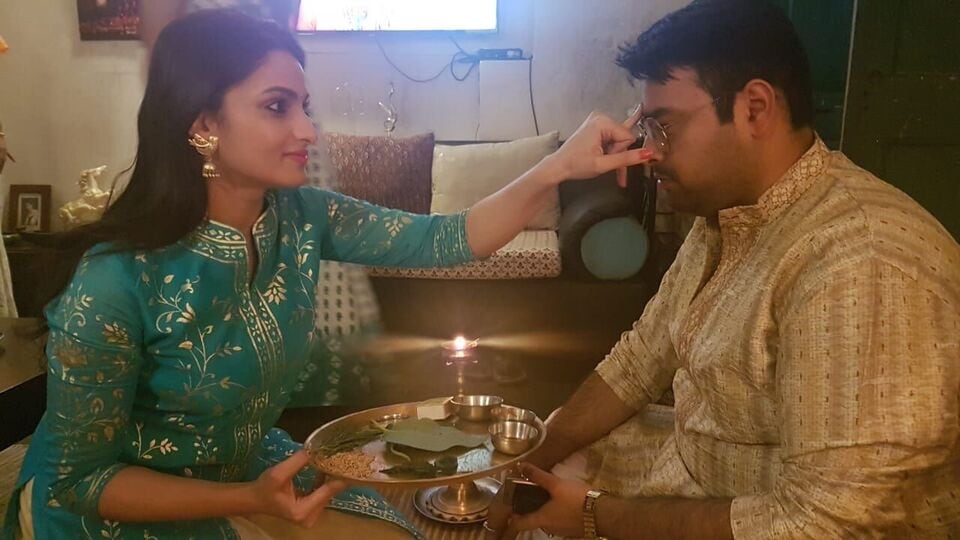 এই দিনের ধর্মীয় গুরুত্ব রয়েছে। শাস্ত্রমতে, কার্তিক শুক্লা দ্বিতীয়া তিথিতে যম তাঁর বোনের বাড়িতে গিয়েছিলেন। সেখানে তাঁর বোনের দেখানো সম্মানে খুশি হয়ে তিনি বর দেন যে, যে ভাই-বোন এই দিনে যমুনায় স্নান করে যমের পুজো করবে এবং শুভ সময়ে তাদের ভাইকে&nbsp;ফোঁটা অর্থাৎ তিলক করবে, তাকে&nbsp;মৃত্যুর পর&nbsp;যমলোকে যেতে হবে না।(ছবিটি প্রতীকী, সৌজন্যে টুইটার @tnusreec)