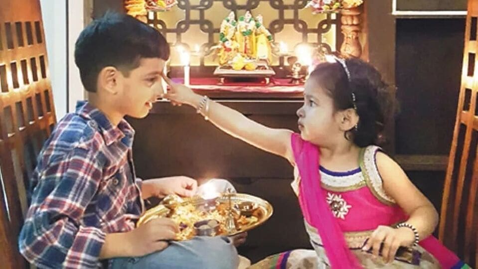 যম দ্বিতীয়া অর্থাৎ স্নেহ, সম্প্রীতি এবং প্রেমের প্রতীক ভাই&nbsp;ফোঁটা প্রতি বছর কার্তিক মাসের শুক্লপক্ষের দ্বিতীয় দিনে পালিত হয়। এই বছর ভাই&nbsp;ফোঁটা কবে, আপনি যদি ভাই&nbsp;ফোঁটার তারিখ নিয়ে বিভ্রান্ত হন, তাহলে এখানে তিলক করার সঠিক তারিখ এবং সময় জেনে নিন।