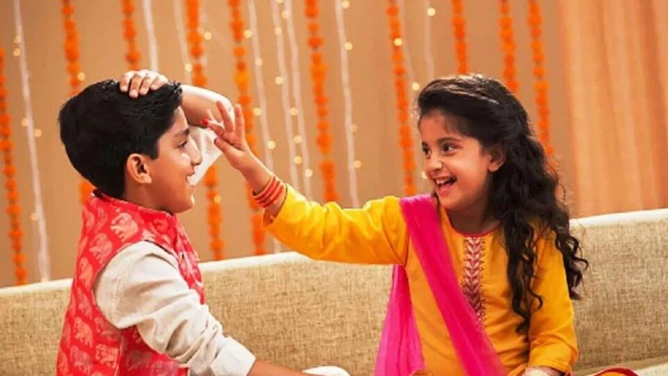 এই দিনে&nbsp;বোনেরা তাদের ভাইদের তিলক নিবেদন করে এবং তাদের দীর্ঘ ও সুখী জীবনের জন্য প্রার্থনা করে। ভাইয়েরা তাদের বোনদের উপহার দেয়। ভাই&nbsp;ফোঁটা ভাউ বীজ, ভাই দুজ, ভ্রাতৃ দ্বিতিয়া এবং ভাত্রু দ্বিতিয়া নামেও পরিচিত।