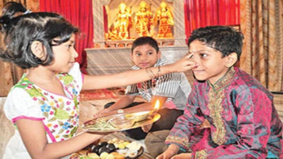 ৩&nbsp;নভেম্বর, ২০২৪ তারিখে&nbsp;ফোঁটা লাগানোর শুভ সময় হল দুপুর&nbsp;০১ টা ১০ মিনিট&nbsp;থেকে&nbsp;দুপুর ০৩ টে ২২ মিনিট পর্যন্ত। এই দিনে ২&nbsp;ঘন্টা&nbsp;১২&nbsp;মিনিট টিকা করার শুভ সময়।