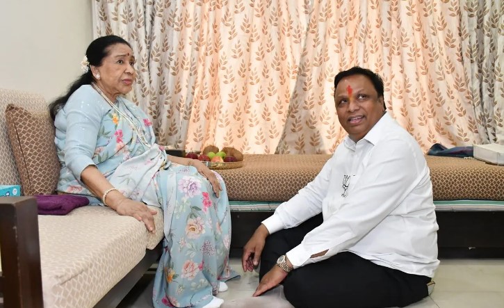 বিজেপি নেতাকে ভাই ফোঁটা আশা ভোঁসলের বিজেপি নেতাকে ভাই ফোঁটা আশা ভোঁসলের