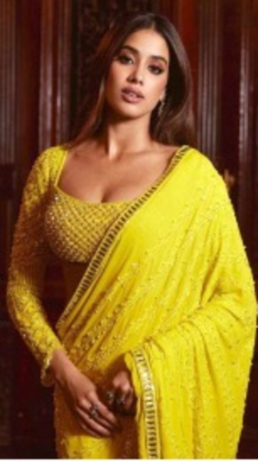 শীতকাল মানেই বিয়েবাড়ি, কীভাবে স্টাইলিং করবেন ব্লাউজ?