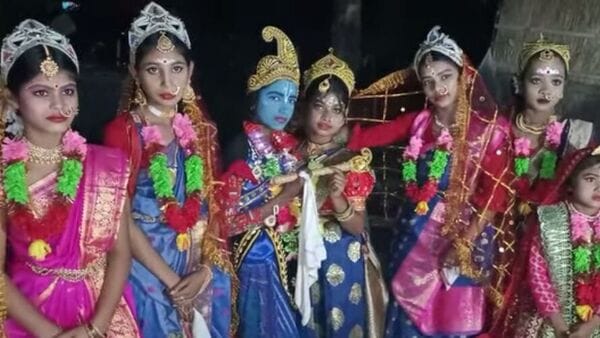 রাধাকৃষ্ণ ও সখিগণের সাজে অষ্টকশিল্পীরা রাধাকৃষ্ণ ও সখিগণের সাজে অষ্টকশিল্পীরা