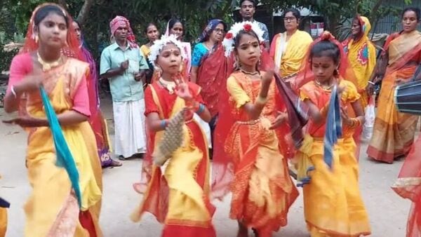 অষ্টকগানে নৃত্যরত দল অষ্টকগানে নৃত্যরত দল
