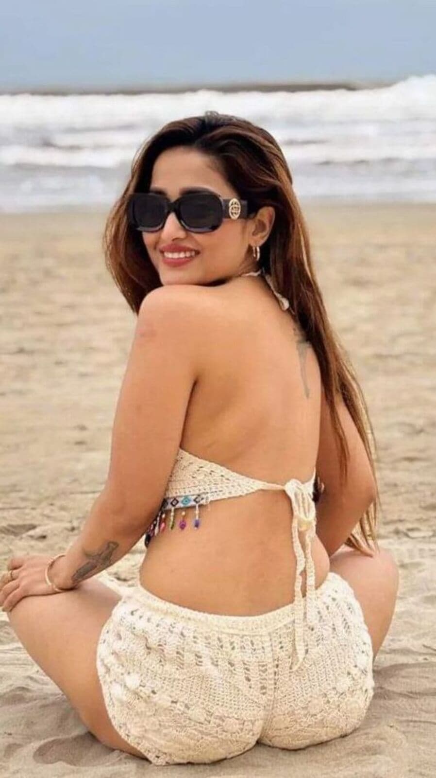 খোলা পিঠে ফ্লন্ট করলেন ট্যাটু! সাগরপারে বিকিনিতে সুপারহট তৃণমূল নেত্রীর বউমা