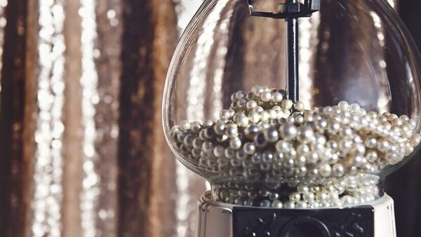 কীভাবে গয়নার ‘মর্যাদা’পেল মুক্তো? ইতিহাসের এই কাহিনি হয়তো অনেকেরই অজানা