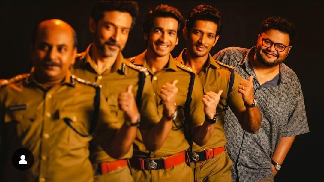 পরিচালকের সঙ্গে চালচিত্র ছবির চার পুলিশ অফিসার পরিচালকের সঙ্গে চালচিত্র ছবির চার পুলিশ অফিসার