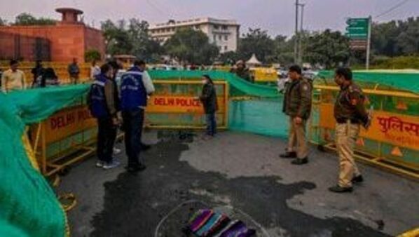 সংসদের সামনে গায়ে আগুন দিয়ে আত্মহত্যার চেষ্টা, মৃত্যু হল সেই যুবকের