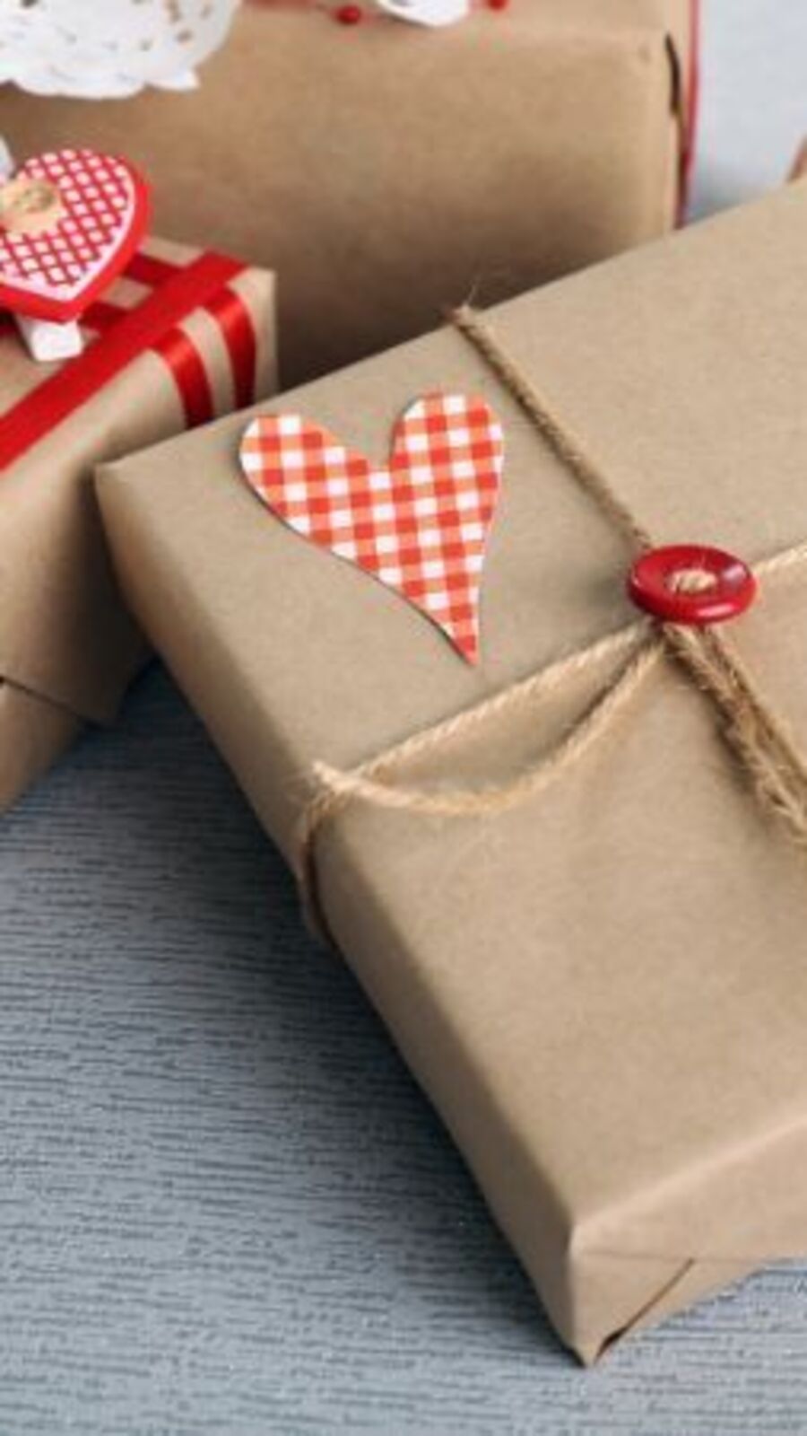 নতুন বছরে কাছের মানুষদের কী উপহার দেবেন ভাবছেন? রইল কিছু গিফট আইডিয়া