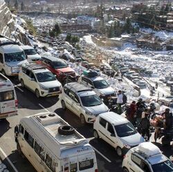 সোলাং ভ্যালিতে তুষারপাত.. দীর্ঘ ট্রাফিকে আটকা পর্যটকরা!ভিডিয়ো ভাইরাল