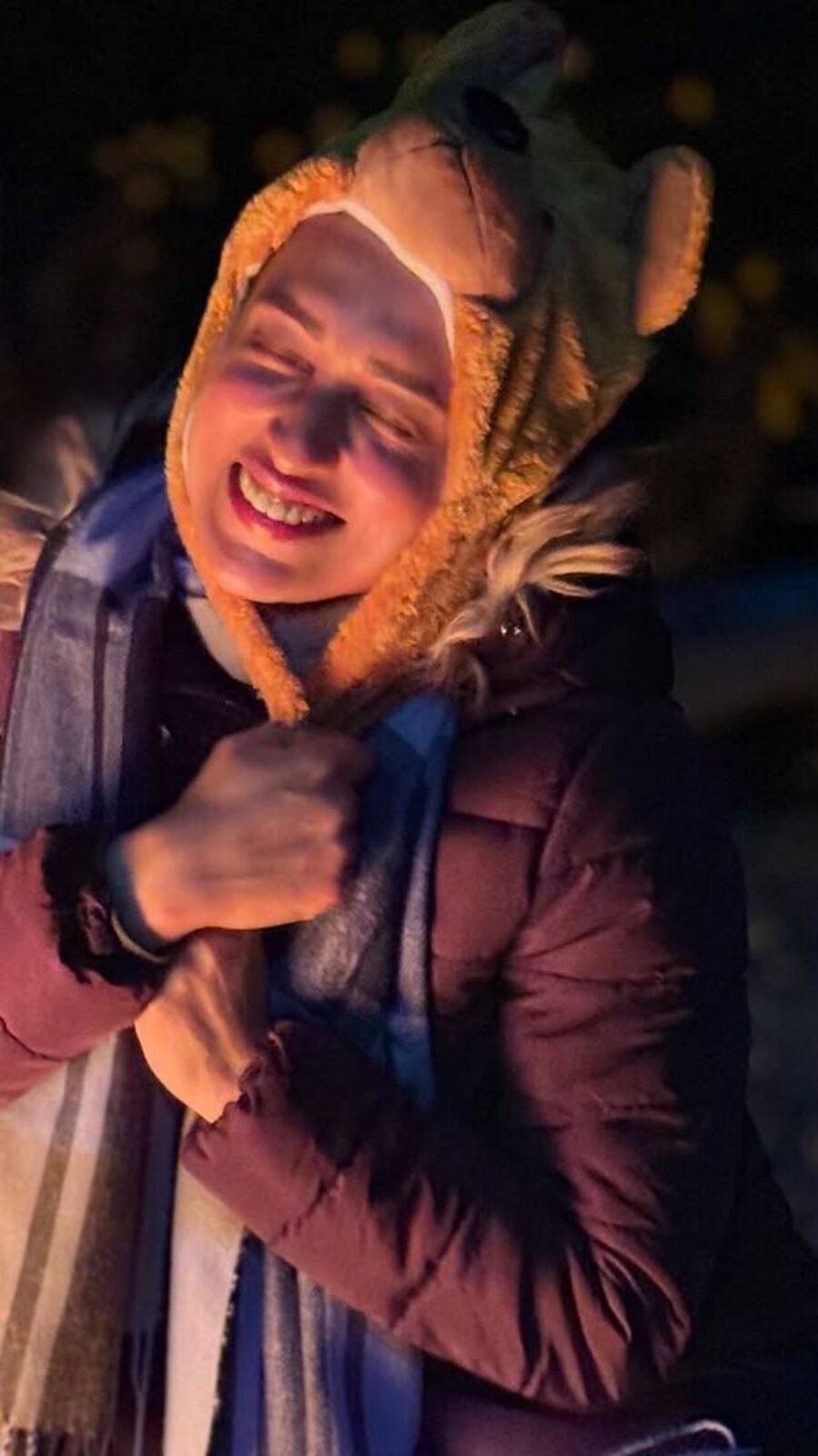 কাছের মানুষের কাঁধে মাথা রেখেই ২০২৫-কে স্বাগত জানাচ্ছেন মিমি, কে জানেন?