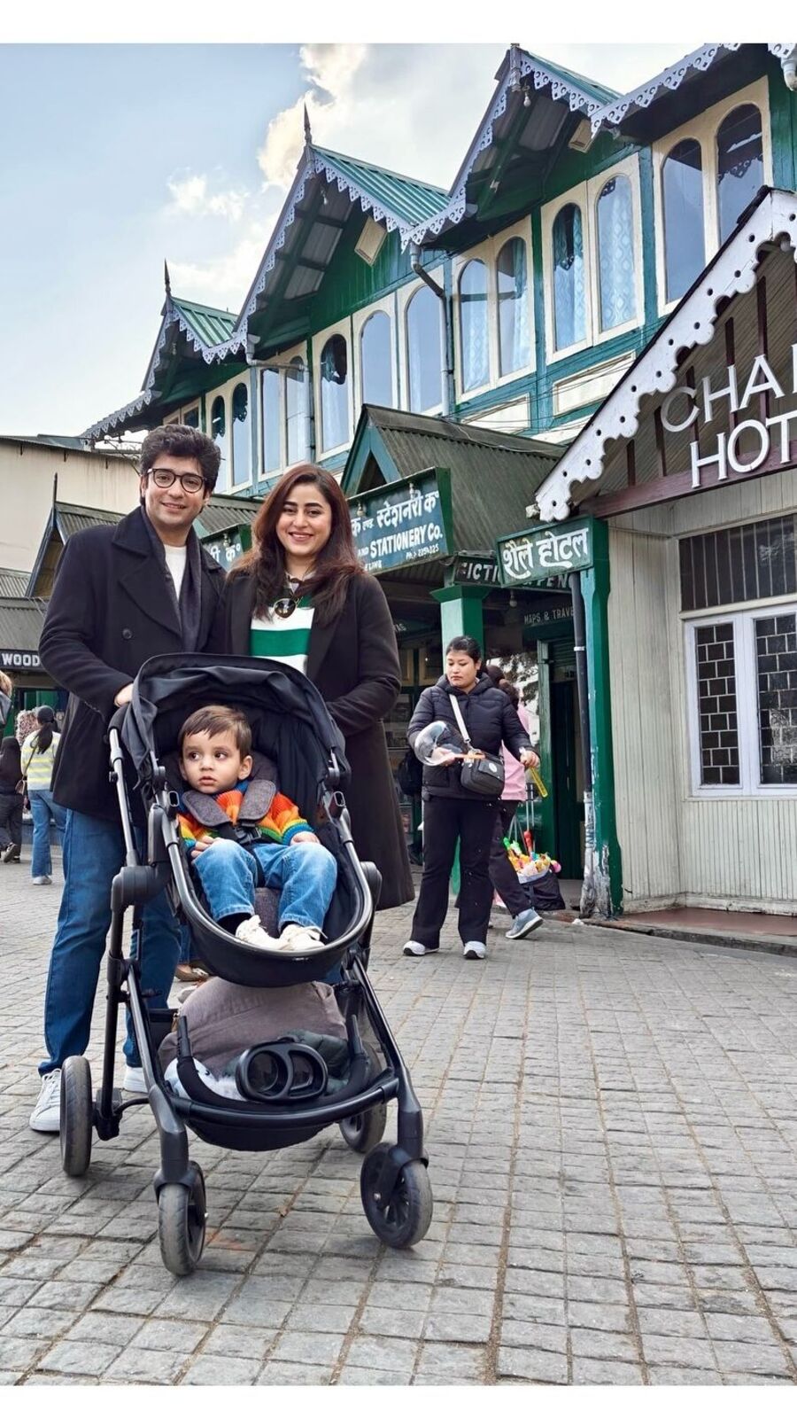 নববর্ষ উদযাপনে শৈলশহর দার্জিলিং-এ, ছোট্ট ধীরকে নিয়ে ছবি দিলেন গৌরব-ঋদ্ধিমা