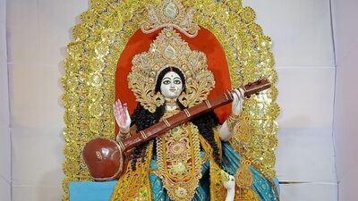 হিন্দু পঞ্জিকা অনুসারে, প্রতি বছর মাঘ মাসের শুক্লপক্ষের পঞ্চমী তিথিতে বসন্ত পঞ্চমী পালিত হয়। ২০২৫ সালে, মাঘ পঞ্চমী তিথি ২ ফেব্রুয়ারি সকাল ০৯ টা ১৪ মিনিট থেকে শুরু হবে, যা পরের দিন অর্থাৎ ৩ ফেব্রুয়ারি সকাল ০৬ টা ৫২ মিনিট পর্যন্ত চলবে। এ বছর ২ ফেব্রুয়ারি রবিবার সরস্বতী পুজো উদযাপিত হবে। এই দিনে জ্ঞানের দেবী মা সরস্বতীর পুজো করা হয়। মা সরস্বতীর একটি নাম হলশ্রী, তাই এই দিনটিকে শ্রী পঞ্চমীও বলা হয়। হিন্দু পঞ্জিকা অনুসারে, প্রতি বছর মাঘ মাসের শুক্লপক্ষের পঞ্চমী তিথিতে বসন্ত পঞ্চমী পালিত হয়। ২০২৫ সালে, মাঘ পঞ্চমী তিথি ২ ফেব্রুয়ারি সকাল ০৯ টা ১৪ মিনিট থেকে শুরু হবে, যা পরের দিন অর্থাৎ ৩ ফেব্রুয়ারি সকাল ০৬ টা ৫২ মিনিট পর্যন্ত চলবে। এ বছর ২ ফেব্রুয়ারি রবিবার সরস্বতী পুজো উদযাপিত হবে। এই দিনে জ্ঞানের দেবী মা সরস্বতীর পুজো করা হয়। মা সরস্বতীর একটি নাম হলশ্রী, তাই এই দিনটিকে শ্রী পঞ্চমীও বলা হয়।