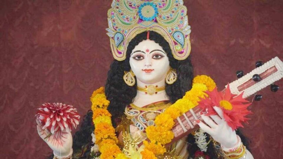 বসন্ত পঞ্চমীর তাৎপর্য: বৈদিক জ্যোতিষশাস্ত্র অনুসারে, বসন্ত পঞ্চমীকে&nbsp;অবুঝ মুহূর্ত&nbsp;হিসাবে বিবেচনা করা হয়, অর্থাৎ এটি বছরের সেই বিশেষ দিনগুলির মধ্যে একটি, যেদিন পঞ্চাঙ্গের দিকে না তাকিয়ে যে কোনও শুভ কাজ করা যেতে পারে। এই দিনে গ্রহ-নক্ষত্রের অবস্থান বিশেষভাবে অনুকূল&nbsp;থাকে। বসন্ত পঞ্চমীর দিন, চাঁদও একটি শুভ অবস্থানে থাকে, যা মানসিক শান্তি এবং আধ্যাত্মিক উন্নতি নিয়ে আসে। এই দিনে হলুদ কাপড় বাধ্যতামূলকভাবে পরিধান করা হয়, যা বৃহস্পতি গ্রহের প্রতীক এবং&nbsp;যা&nbsp;জ্ঞান, শুভ ও সৌভাগ্য নিয়ে আসে।