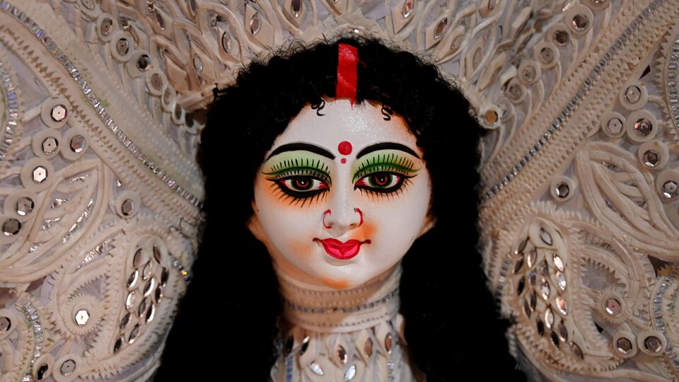 প্রচলিত হিন্দু রীতি ও ঐতিহ্য অনুসারে, সরস্বতী পুজোর দিনটি শিশুদের শিক্ষা ও বিদ্যা, প্রশিক্ষণ ইত্যাদি শুরু করার জন্য একটি অত্যন্ত শুভ দিন বলে মনে করা হয়। এছাড়াও এই পবিত্র দিনটি ব্যবসা, স্কুল প্রতিষ্ঠা ইত্যাদি নতুন কাজ শুরু করার জন্যও শুভ বলে বিবেচিত হয়।