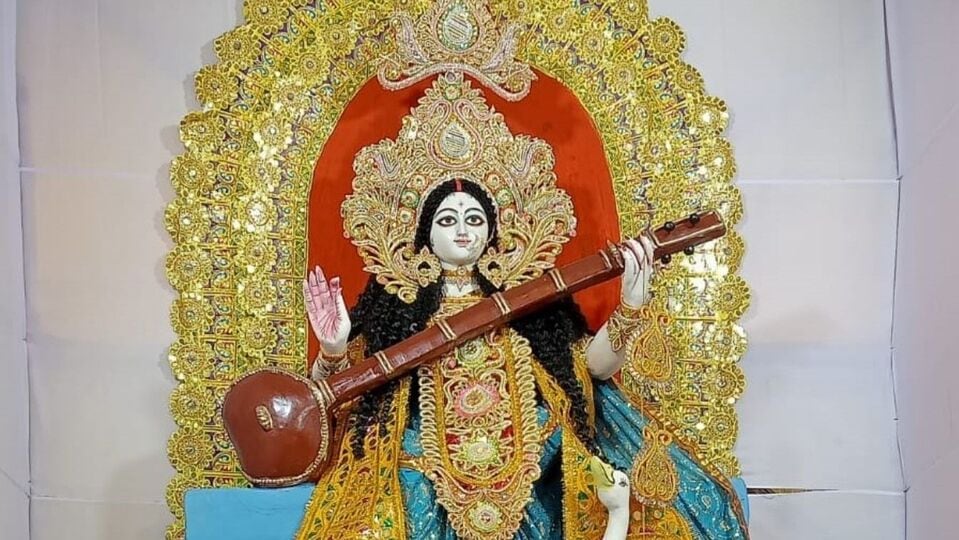 হিন্দু পঞ্জিকা অনুসারে, প্রতি বছর মাঘ মাসের শুক্লপক্ষের পঞ্চমী তিথিতে বসন্ত পঞ্চমী পালিত হয়।&nbsp;২০২৫ সালে, মাঘ পঞ্চমী তিথি&nbsp;২&nbsp;ফেব্রুয়ারি সকাল&nbsp;০৯ টা&nbsp;১৪ মিনিট থেকে শুরু হবে, যা পরের দিন অর্থাৎ&nbsp;৩&nbsp;ফেব্রুয়ারি সকাল&nbsp;০৬ টা&nbsp;৫২ মিনিট পর্যন্ত চলবে। এ বছর&nbsp;২&nbsp;ফেব্রুয়ারি রবিবার সরস্বতী পুজো উদযাপিত হবে। এই দিনে জ্ঞানের দেবী মা সরস্বতীর পুজো করা হয়। মা সরস্বতীর একটি নাম&nbsp;হলশ্রী, তাই এই দিনটিকে শ্রী পঞ্চমীও বলা হয়।