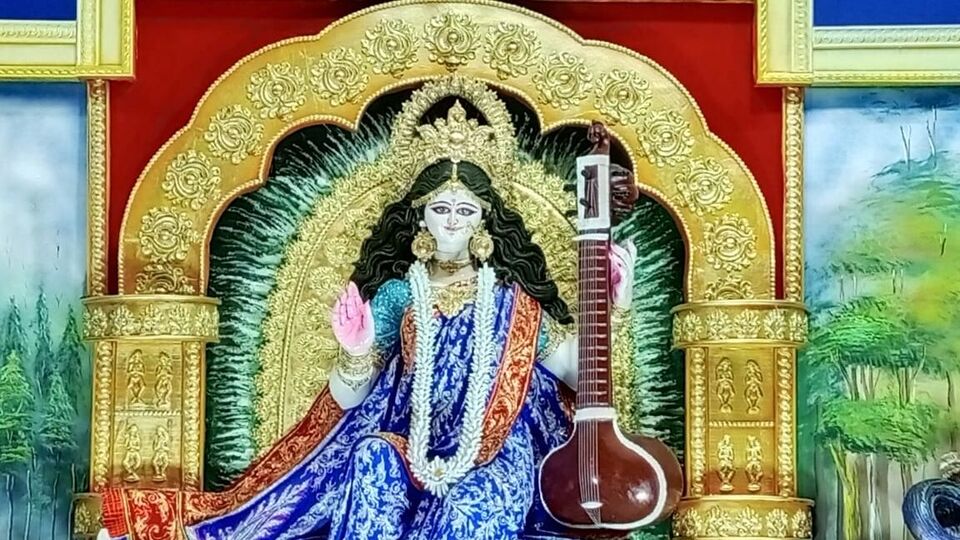 হিন্দু পঞ্জিকা অনুসারে, বসন্ত পঞ্চমীর দিনে, দেবী সরস্বতীর কাছে বুদ্ধি এবং জ্ঞান অর্জনের জন্য প্রার্থনা করা হয়। সঙ্গীত, শিল্প ও সাহিত্যের সঙ্গে যুক্ত ব্যক্তিরা এই দিনে বিশেষ পুজো করেন। এটি শিক্ষার্থীদের জন্য একটি বিশেষ দিন।&nbsp;২০২৫ সালে সরস্বতী পুজোর জন্য&nbsp;৩&nbsp;ঘন্টা ২৬ মিনিট সময় থাকবে।&nbsp;সরস্বতী পুজো&nbsp;মুহূর্ত ২&nbsp;ফেব্রুয়ারি সকাল&nbsp;০৯ টা&nbsp;১৪ মিনিট থেকে&nbsp;১২ টা ৩৫ মিনিট পর্যন্ত।&nbsp;