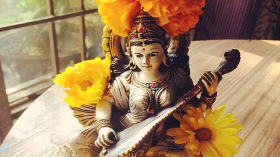 বসন্ত পঞ্চমীর দিন থেকে ঋতু পরিবর্তন হয় এবং ঋতুরাজ বসন্তের আগমন ঘটে। গাছ&nbsp;এর পুরানো পাতা ঝরে নতুন অঙ্কুর গজায়। কোকিলের&nbsp;তান আর মহুয়া ও অন্যান্য ফুলের সুবাসে গোটা পরিবেশ মুখরিত থাকে। তাই বসন্ত পঞ্চমীকে বলা হয়েছে প্রকৃতির উৎসব। এই দিন থেকে, সূর্যের রশ্মি শক্তিশালী হতে শুরু করে যাতে কনক ফসল&nbsp;অর্থাৎ গম সোনার মতো পাকে এবং&nbsp;গৃহ ধন-শস্যে ভরে যায়। ক্ষেতে হলুদ সরিষা ফুলের সৌন্দর্য বসন্ত পঞ্চমীর হলুদ রঙের প্রতীকের সঙ্গে যুক্ত।