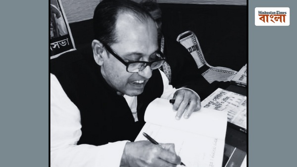 অটোগ্রাফ দেওয়ার মুহূর্তে অটোগ্রাফ দেওয়ার মুহূর্তে