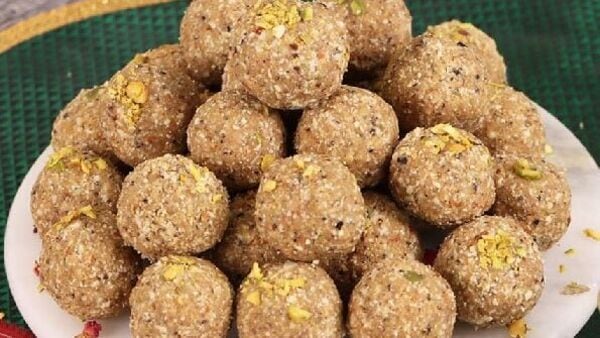 জয়েন্ট পেইন থেকে মুক্তি দেবে মেথি তিলের লাড্ডু! দেখে নিন রেসিপি জয়েন্ট পেইন থেকে মুক্তি দেবে মেথি তিলের লাড্ডু! দেখে নিন রেসিপি