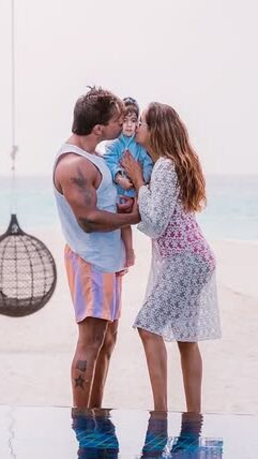 মলদ্বীপের সৈকতে ছোট্ট দেবীর সঙ্গে করণ-বিপাশা, কেমন কাটছে ছুটি?