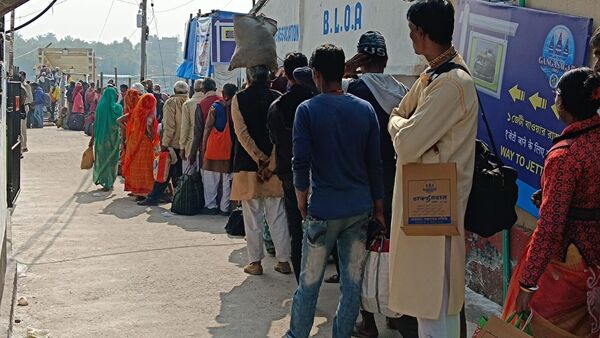 ভক্তদের লাইন ভক্তদের লাইন