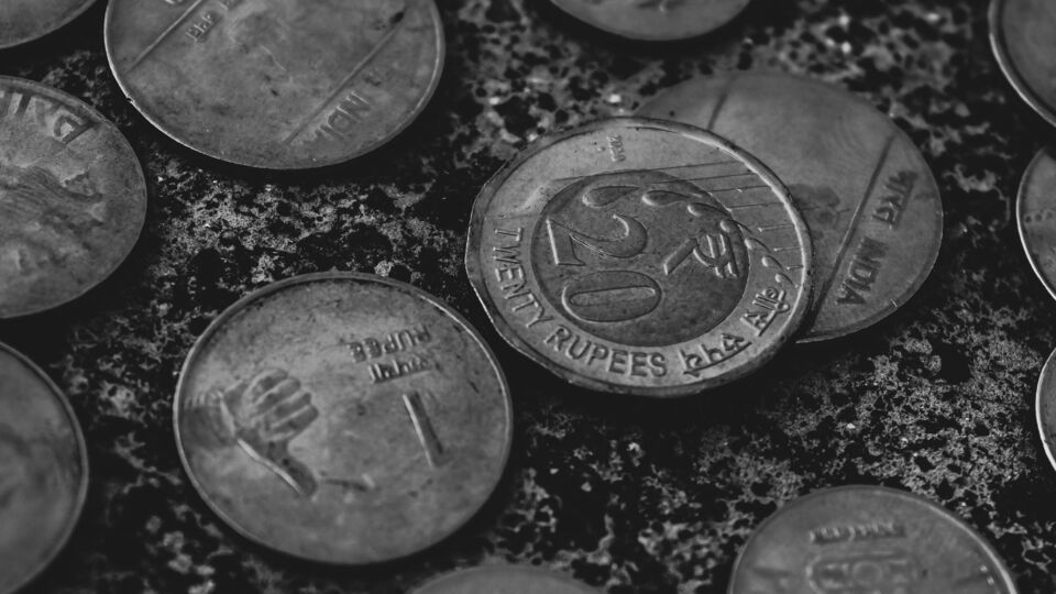 রিপোর্টে দাবি করা হয়েছে, ২০১৪ সালে সরকার ন্যূনতম মাসিক পেনশন ১০০০ টাকা করার কথা ঘোষণা করলেও ৩৬.৬০ লক্ষ পেনশনভোগী এখনও এই পরিমাণের চেয়ে কম পান। উল্লেখ্য, ইপিএফ সদস্যরা তাদের মূল বেতনের ১২ শতাংশ প্রভিডেন্ট ফান্ডে জমা দেন, যেখানে নিয়োগকর্তারাও সমপরিমাণ টাকা জমা দেন। নিয়োগকর্তার অবদান দুটি ভাগে বিভক্ত হয়। তাতে ৮.৩৩% কর্মচারীদের পেনশন স্কিমে (ইপিএস) বরাদ্দ করা হয়, আর বাকি ৩.৬৭% ইপিএফ স্কিমে যায়।&nbsp;