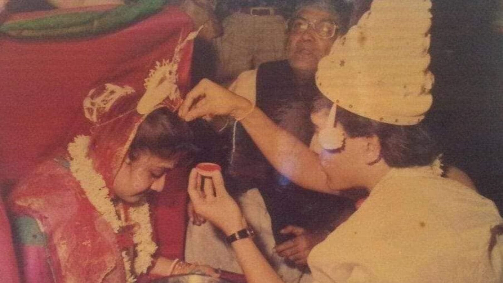 Jojo Husband: ১৮ বছরে পালিয়ে বিয়ে! দাম্পত্যের ৩১ বছর পার, তবে একসঙ্গে থাকেন না! জোজোর স্বামীকে চেনেন?, বায়োস্কোপ নিউজ