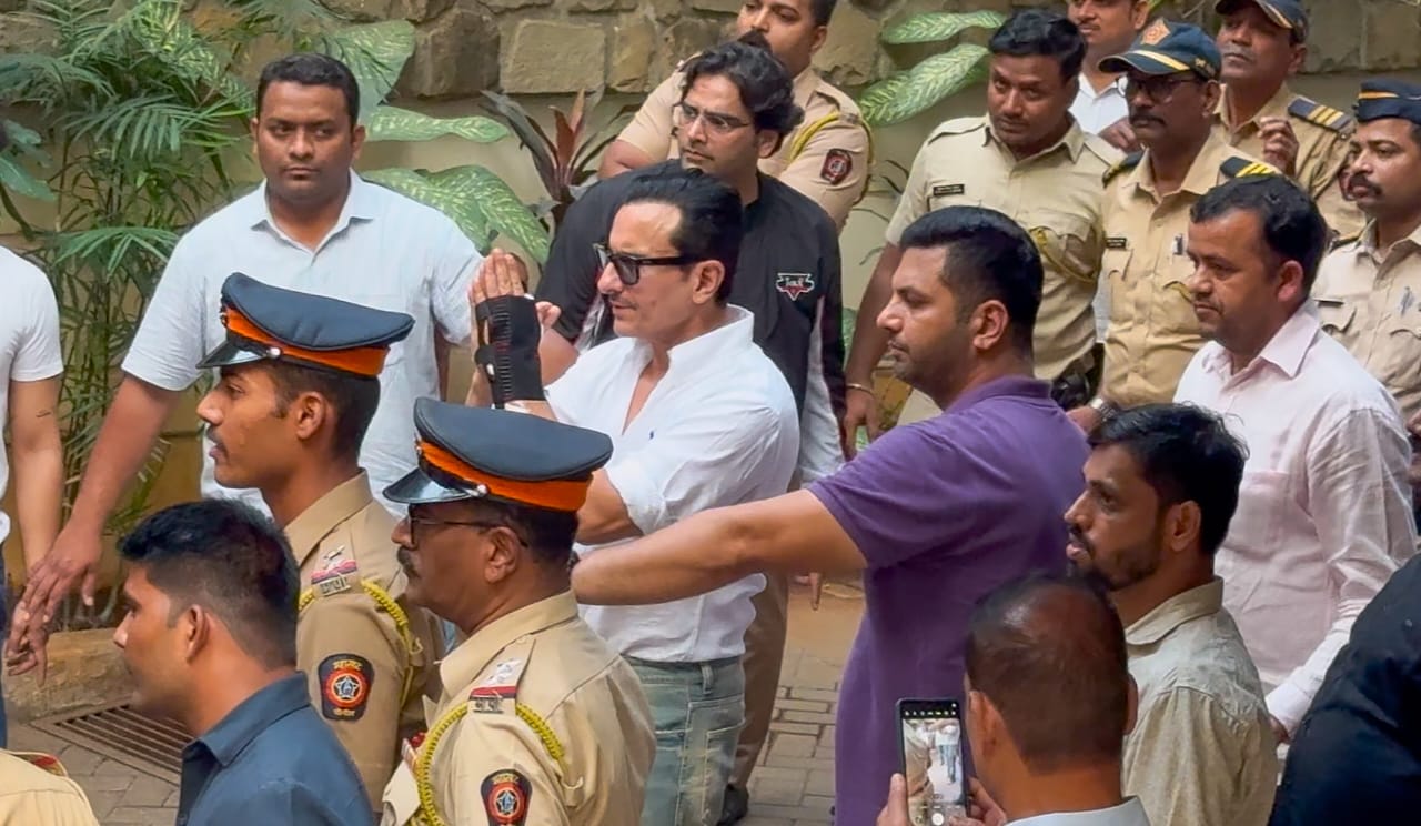 বান্দ্রার বাড়ির নীচে পাপারাৎজিদের সামনে সইফ আলি খান। বান্দ্রার বাড়ির নীচে পাপারাৎজিদের সামনে সইফ আলি খান।