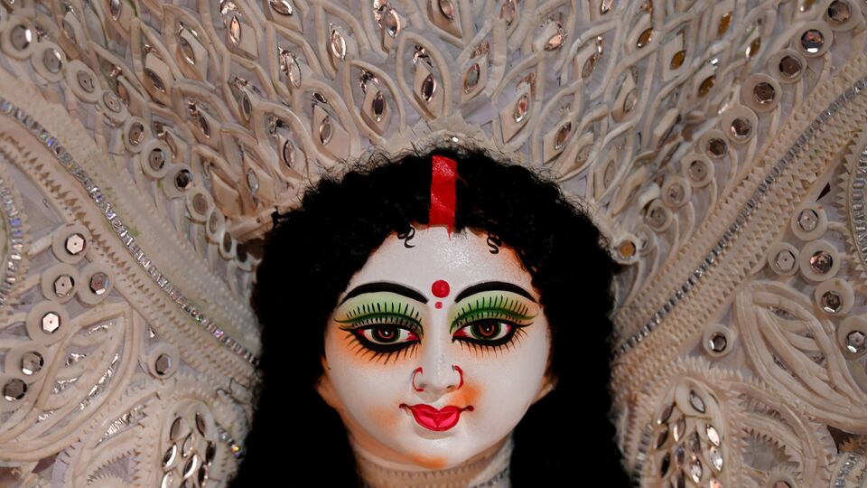 সাংস্কৃতিক উৎসব: স্কুল, কলেজ গুলি শিক্ষা এবং সৃজনশীলতার গুরুত্ব উদযাপনের জন্য সঙ্গীত, নৃত্য এবং কবিতার সাংস্কৃতিক অনুষ্ঠানের আয়োজন করে।