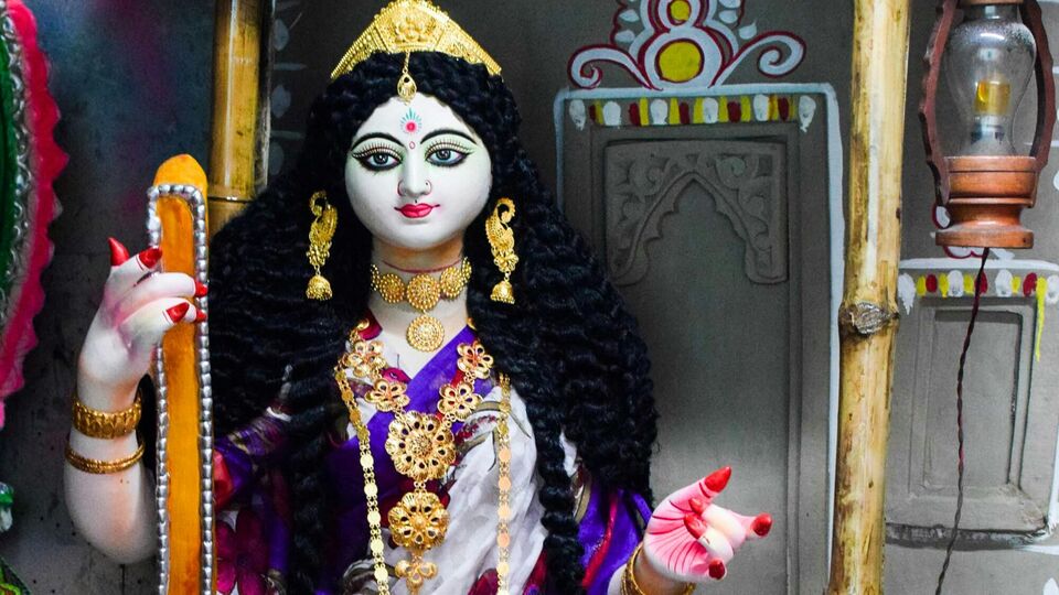 সরস্বতী পুজো: পুজো করার আগে ভক্তরা তাদের ঘরবাড়ি এবং পড়াশোনার জায়গা পরিষ্কার করেন। পুজোয় সাধারণত দেবীর মূর্তি বা ছবির কাছে বই, বাদ্যযন্ত্র এবং শিক্ষার সরঞ্জাম রাখা হয় এবং পড়াশোনা ও কর্মে সাফল্যের জন্য আশীর্বাদ প্রার্থনা করা হয়।