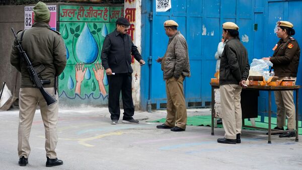 Delhi Voting LIVE: ফ্লাইং কিস দিয়েছেন বিধায়ক! ভোটের মধ্যেই থানায় অভিযোগ মহিলার Delhi Voting LIVE: ফ্লাইং কিস দিয়েছেন বিধায়ক! ভোটের মধ্যেই থানায় অভিযোগ মহিলার