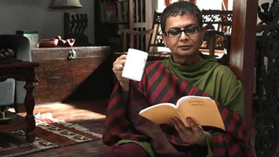 সমকামিতা নিয়ে কোনওদিন রাখঢাক রাখেননি ঋতুপর্ণ। তবে যৌনজীবন নিয়ে কম কাটাছেঁড়া চলেনি। সেইসব ভাবিয়েছিল পরিচালককে। কৌস্তব বক্সীকে দেওয়া এক সাক্ষাৎকারে পরিচালক বলেছিলেন, ‘আমার সম্পর্ক নিয়ে লোকে ফিসফাস করতে ভালোবাসে। লোকে তো ধরেই নেয় যে আমি যদি কোনও পুরুষ অভিনেতার সঙ্গে একটার বেশি ছবিতে কাজ করি তাহলে ওই নায়কের সঙ্গে আমি সম্পর্কে রয়েছি। আমার সঙ্গে সোশ্যালাইজ করে, কিংবা কাজ করে এমন যে কোনও পুরুষকে নিয়েই লোকজন সন্দেহ করে। এগুলো আমার গা-সওয়া হয়ে গেছে’।
