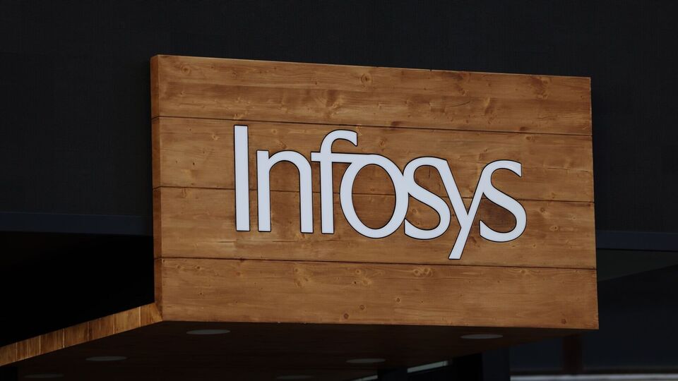 ন্যাসেন্ট ইনফরমেশন টেকনোলজি এমপ্লয়িজ সেনেট( NITES) &nbsp;ইনফোসিসের বিরুদ্ধে একটা অভিযোগ দায়ের করেছে। তাদের অভিযোগ ট্রেনিদের একেবারে পাইকারি হারে ছাঁটাই করা হচ্ছে। এই ধরনের ছাঁটাইকে অবৈধ, অনৈতিক ও শ্রম আইনের বিরোধী বলে উল্লেখ করা হয়েছে। Photographer: Hollie Adams/Bloomberg(Bloomberg)