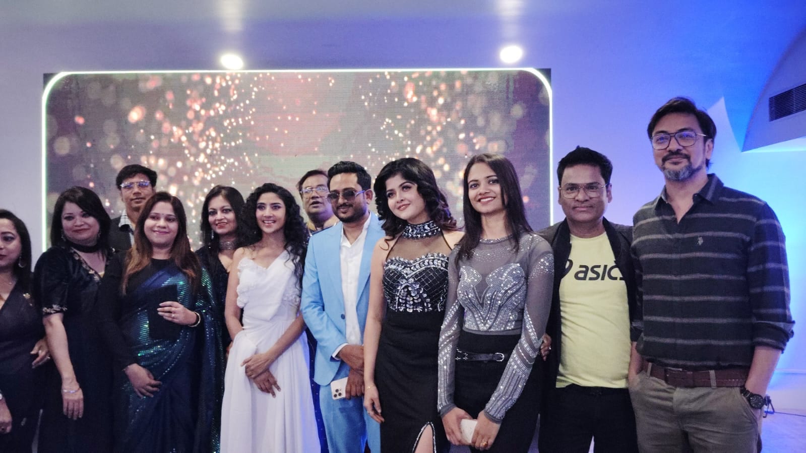 দেবলীনা দত্তের 'তোর নামে নীল খামে' মিউজিক ভিডিয়ো লঞ্চে হাজির সৌম্য বন্দোপাধ্যায় দেবলীনা দত্তের 'তোর নামে নীল খামে' মিউজিক ভিডিয়ো লঞ্চে হাজির সৌম্য বন্দোপাধ্যায়