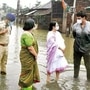 অতীতে বর্ষার সময় ঘাটালের মানুষের জল যন্ত্রণা ঘুরে দেখেছেন মুখ্যমন্ত্রী মমতা বন্দ্যোপাধ্যায়, সাংসদ দীপক অধিকারী-সহ পুলিশ ও প্রশাসনের প্রতিনিধিরা। (File Photo)