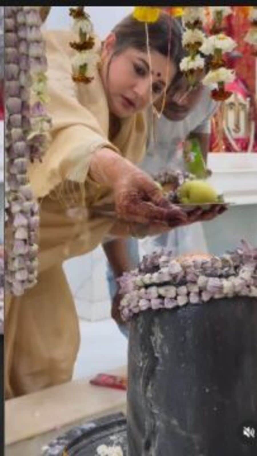 শিবরাত্রি পালন, শিবলিঙ্গে জল ঢাললেন শ্রাবন্তী