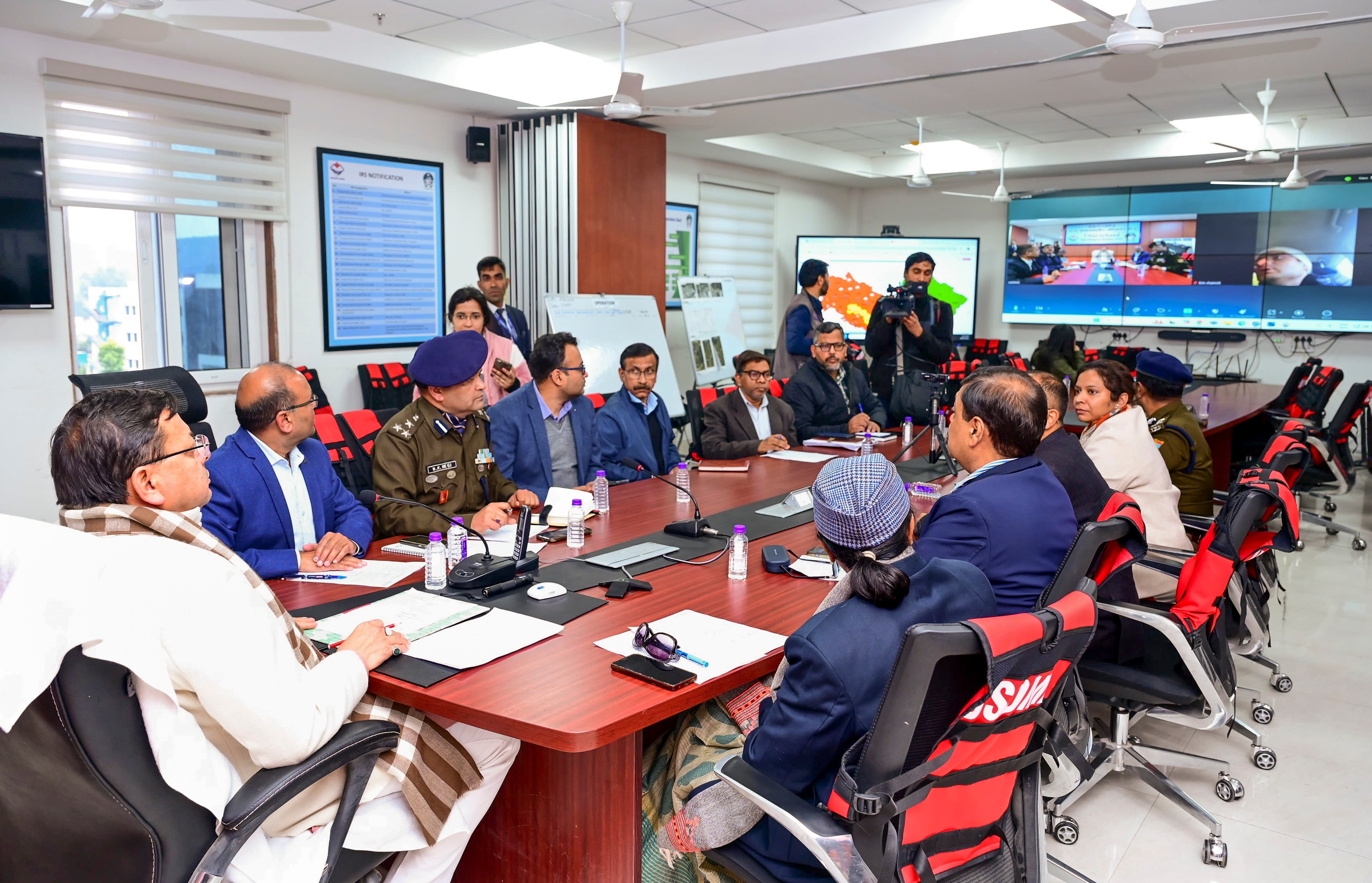 কন্ট্রোল রুমে উপস্থিত থেকে উদ্ধারকাজের উপর নজর রাখছেন উত্তরাখণ্ডের মুখ্যমন্ত্রী-সহ অন্যরা। কন্ট্রোল রুমে উপস্থিত থেকে উদ্ধারকাজের উপর নজর রাখছেন উত্তরাখণ্ডের মুখ্যমন্ত্রী-সহ অন্যরা।
