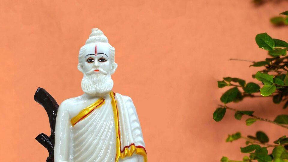 যে ব্যক্তি কৃতজ্ঞ, ধার্মিক, সত্যাচারী, উদারচিত্ত, ভক্তিপরায়ণ, জিতেন্দ্রিয়, মর্যাদা রক্ষা করতে জানে, আর কখনও আপন সন্তানকে পরিত্যাগ করে না, এমন ব্যক্তির সঙ্গেই বন্ধুত্ব করবি।