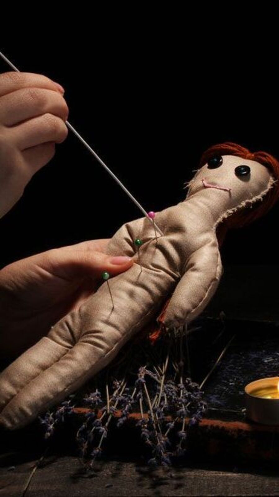 জুতো মেরে বিশেষ কায়দায় তাড়ানো হয় অশুভ শক্তিকে! এই দেশে ঠাকুমারাই করেন জাদুটোনা