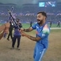 Champions Trophy-র শিরোপা জিতেই মাঠের মাঝে উইকেট নিয়ে শুরু রোহিত-কোহলির ডান্ডিয়া, কেমন নাচলেন দুই তারকা? দেখে নিন নিজেরা। Champions Trophy-র শিরোপা জিতেই মাঠের মাঝে উইকেট নিয়ে শুরু রোহিত-কোহলির ডান্ডিয়া, কেমন নাচলেন দুই তারকা? দেখে নিন নিজেরা।
