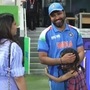 CT ফাইনালে বাবার দুরন্ত ইনিংসে ভারতের কাপ জয়! আনন্দে রোহিতকে ছাড়তেই চাইলেন না মেয়ে সামাইরা। ছবি- স্টার স্পোর্টস স্ক্রিনশট CT ফাইনালে বাবার দুরন্ত ইনিংসে ভারতের কাপ জয়! আনন্দে রোহিতকে ছাড়তেই চাইলেন না মেয়ে সামাইরা। ছবি- স্টার স্পোর্টস স্ক্রিনশট