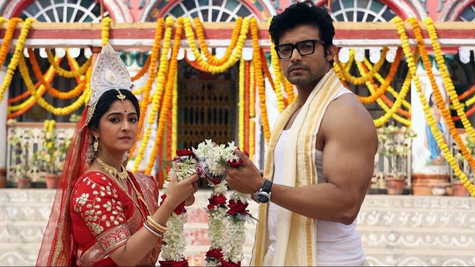 রাত সাড়ে ৮টায় জি বাংলায় আসছে কোন গোপনে মন ভেসেছে। টিআরপিতেও ভালো ফল করছে, রণজয় বিষ্ণু ও শ্বেতা ভট্টাচার্যের মেগা। এই স্লটে জলসার তরফ থেকে আছে গৃহপ্রবেশ।&nbsp;